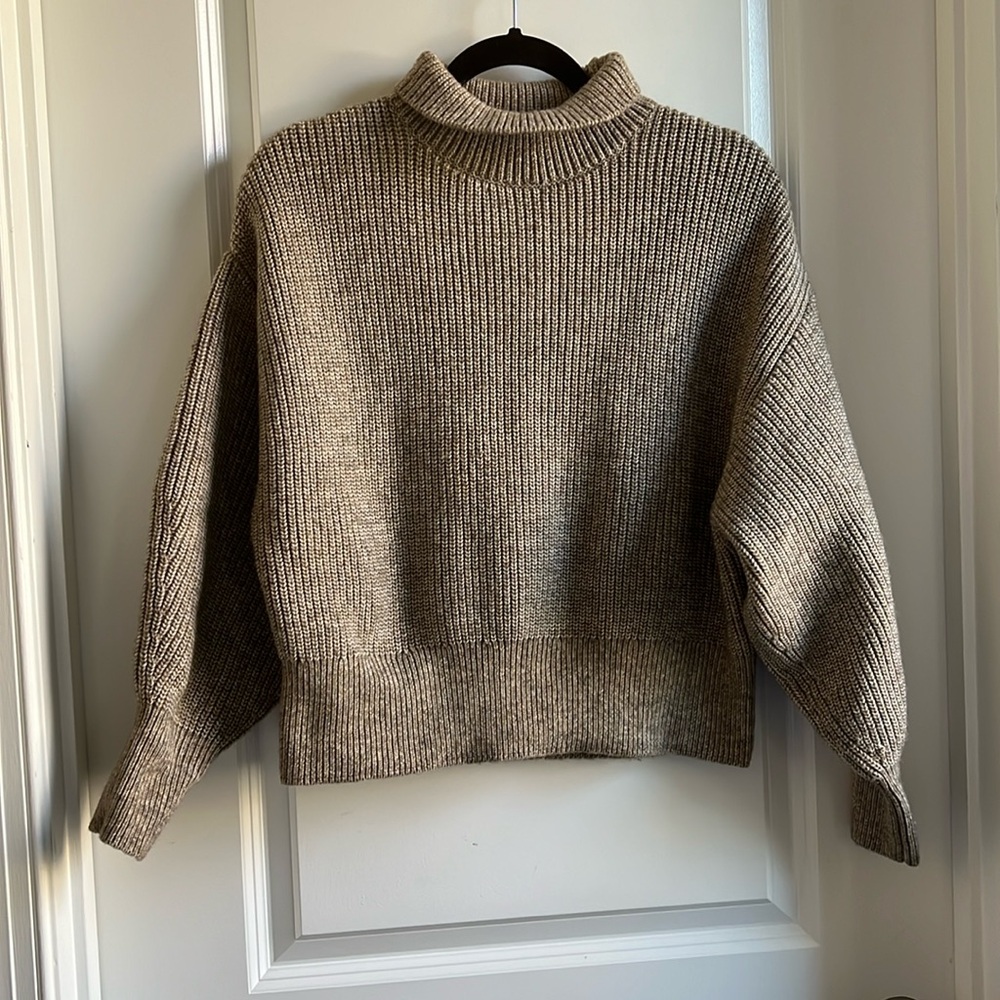 H&M  S brown knit slightly oversized sweater with drop shoulder sleeves.